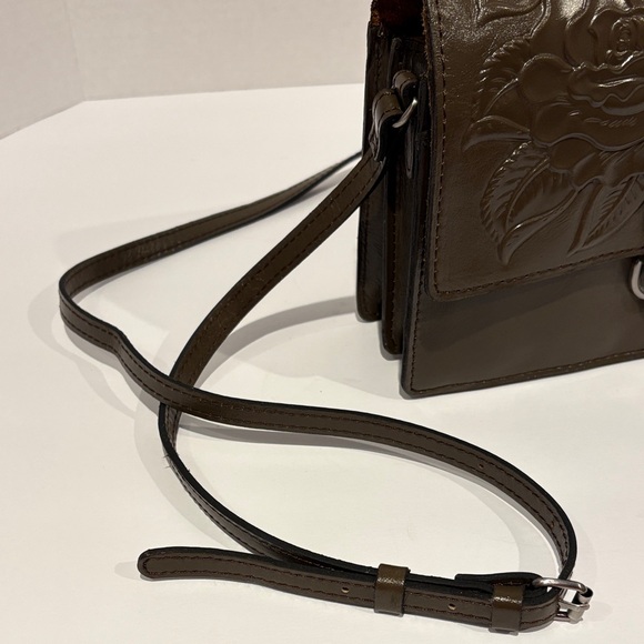 Patricia Nash rose tooled collection in mushroom Embossed Crossbody Bag bnwt - Picture 2 of 10